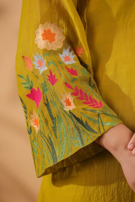 Shop_Anshu Wadhwa_Green Chanderi Embroidery V-neck Floral Kurta Set 