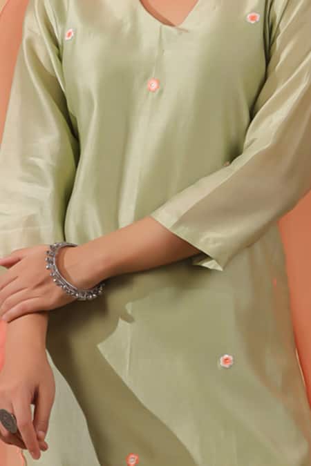 Anshu Wadhwa_Green Chanderi Embroidery V-neck Kurta Pant Set _Online_at_Aza_Fashions