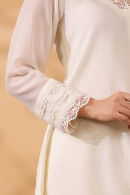 Anshu Wadhwa_Ivory Chanderi, Organza Embroidery V-neck Pink And Kurta Set _Online_at_Aza_Fashions