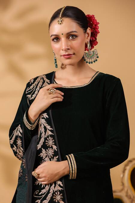 Buy_Anshu Wadhwa_Black Velvet Embroidery Round Neck Kurta Set_Online_at_Aza_Fashions