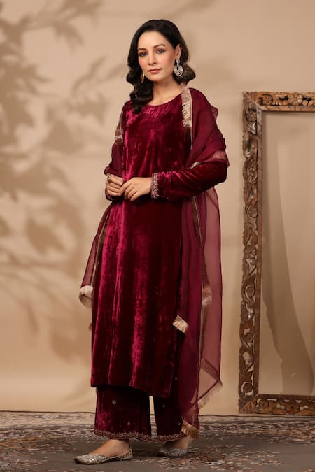 Anshu Wadhwa_Maroon Velvet Round Neck Designer Kurta Set _at_Aza_Fashions