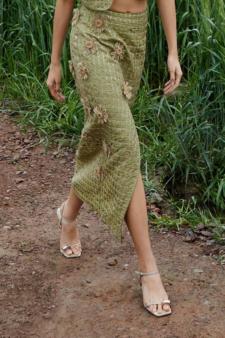 Buy_She'll_Green Embroidery Round , Scoop Lush Raw Silk Jute 3-piece Set _Online_at_Aza_Fashions