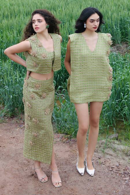 Shop_She'll_Green Embroidery Round , Scoop Lush Raw Silk Jute 3-piece Set _Online_at_Aza_Fashions