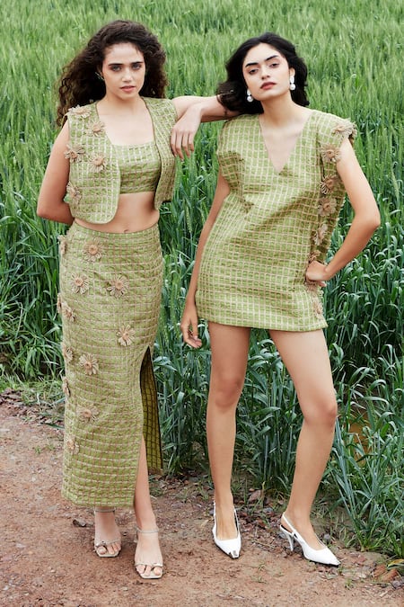 She'll_Green Embroidery Round , Scoop Lush Raw Silk Jute 3-piece Set _at_Aza_Fashions