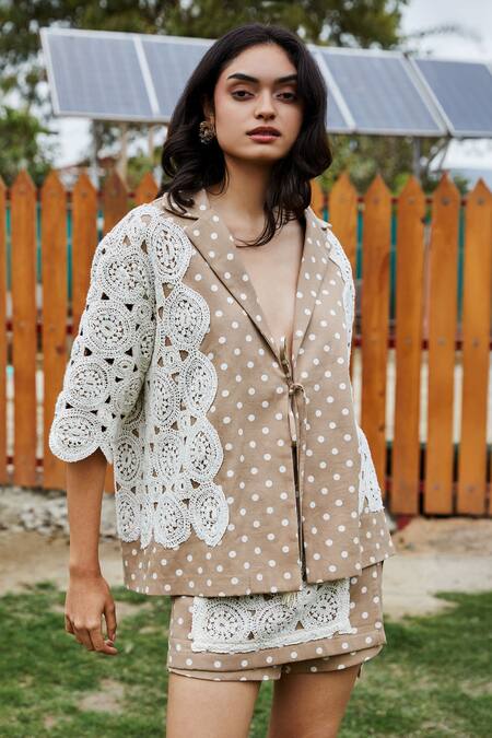 Buy_She'll_Tan Lace V-neck Cotton Twill Shirt And Skorts Set 