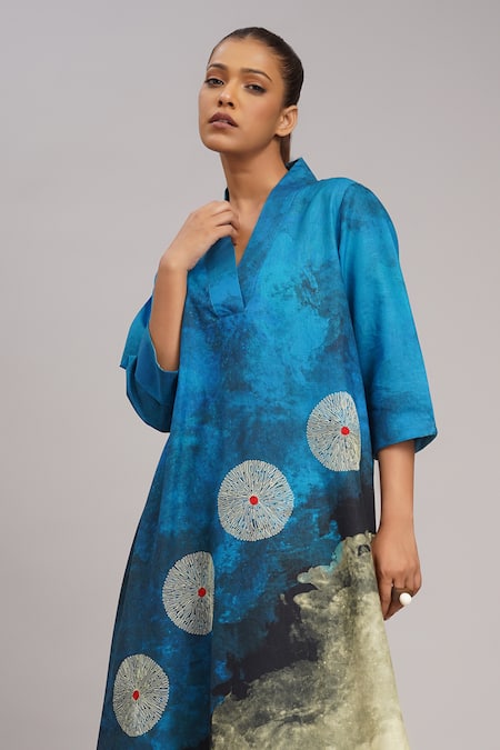 Taika By Poonam Bhagat_Multi Color Silk Embroidery V-neck, Collared Ocean Abstract Print Tunic _at_Aza_Fashions
