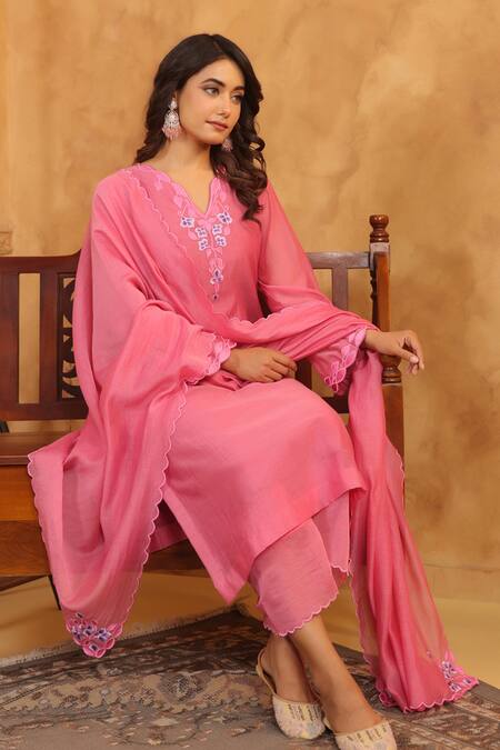 Anshu Wadhwa_Peach Chanderi, Cotton Embroidery V-neck Pink Kurta Set _at_Aza_Fashions