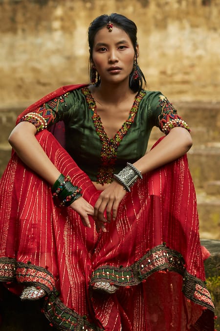Buy Medha Green Silk, Chiffon Beads, Zari V-neck Red And Handwoven Chaniya Choli Set Buy_Medha_Green Silk, Chiffon Beads, Zari V-neck Red And Handwoven Chaniya Choli Set