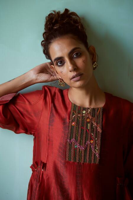 Shop_Medha_Orange Chanderi Embroidery Round Neck Dark Kurta And Pant Set 