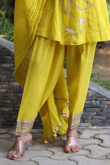 Buy_Nazar By Indu_Yellow Muslin Embroidery Round Neck 3 Piece Kurta Set _Online_at_Aza_Fashions