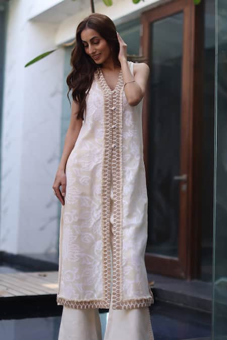 Nazar By Indu_Ivory Cotton Embroidery V-neck Jacquard Kurta And Pant Set _Online_at_Aza_Fashions