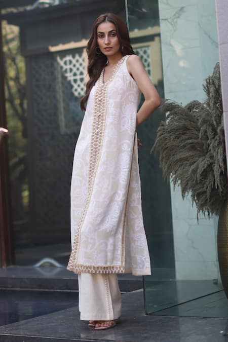 Shop_Nazar By Indu_Ivory Cotton Embroidery V-neck Jacquard Kurta And Pant Set _Online_at_Aza_Fashions