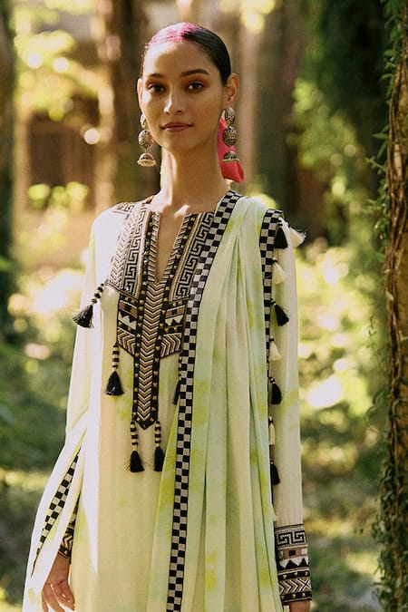 Surily G_Green Crepe Tassels Round Neck Tie Dye Kurta _Online_at_Aza_Fashions