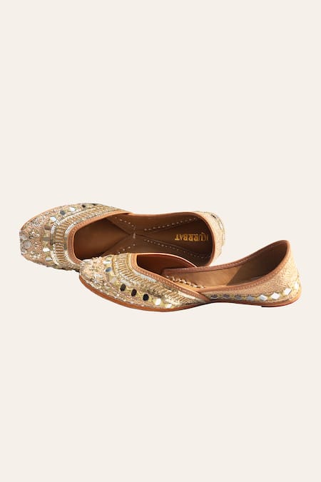 Kurrbat_Gold Sunheri Designer Juttis _Online_at_Aza_Fashions