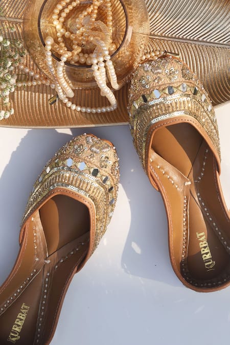 Kurrbat Gold Sunheri Designer Juttis 