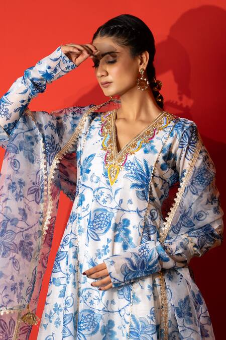 Yuvraani Jaipur_Ivory Chanderi, Cambric, Cotton, Organza Embroidery V-neck And Blue Kurta Set _at_Aza_Fashions