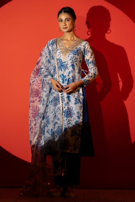 Yuvraani Jaipur_Ivory Chanderi, Cambric, Cotton, Organza Embroidery, Tassels Floral Kurta Set _Online_at_Aza_Fashions