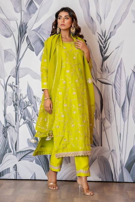 Yuvraani Jaipur_Green Silk, Shantoon, Organza Embroidery Designer Kurta Set With Dupatta And Potli _at_Aza_Fashions