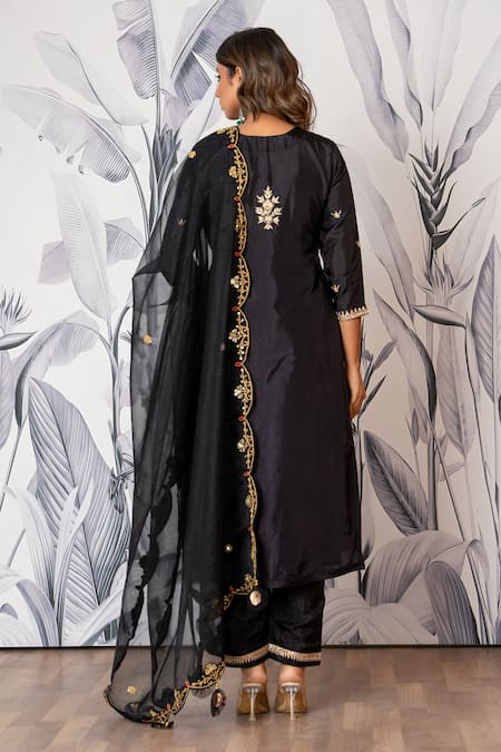 Yuvraani Jaipur Black Embroidered Kurta Pant Dupatta Set 
