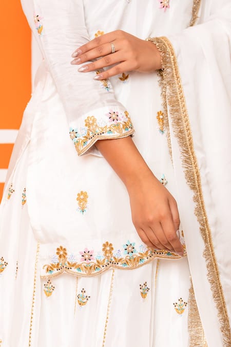 Yuvraani Jaipur_Ivory Silk, Shantoon, Organza Embroidery V-neck Kurta Sharara Set _Online_at_Aza_Fashions