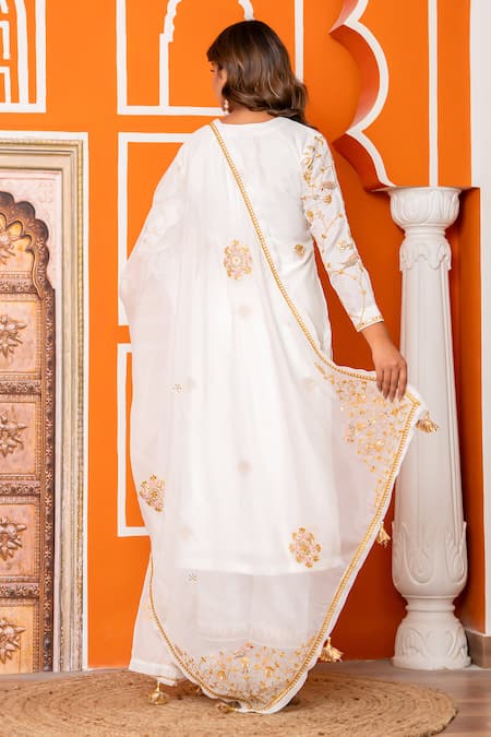 Yuvraani Jaipur_Ivory Silk, Shantoon, Organza Embroidery Round Neck Kurta Pant Set _Online_at_Aza_Fashions