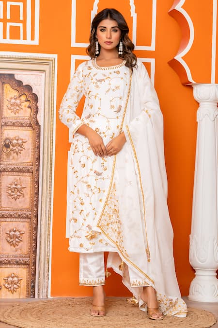 Shop Yuvraani Jaipur Ivory Silk, Shantoon, Organza Embroidery Round Neck Kurta Pant Set Shop_Yuvraani Jaipur_Ivory Silk, Shantoon, Organza Embroidery Round Neck Kurta Pant Set