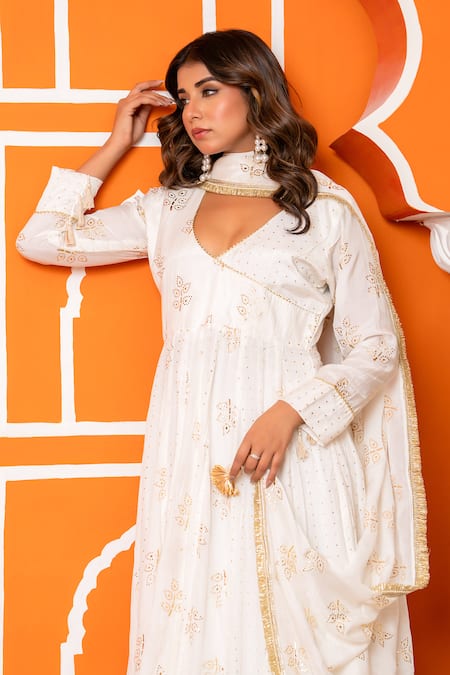 Shop_Yuvraani Jaipur_Ivory Muslin, Shantoon, Chinon, Chiffon Embroidery V-neck Anarkali Set _Online_at_Aza_Fashions