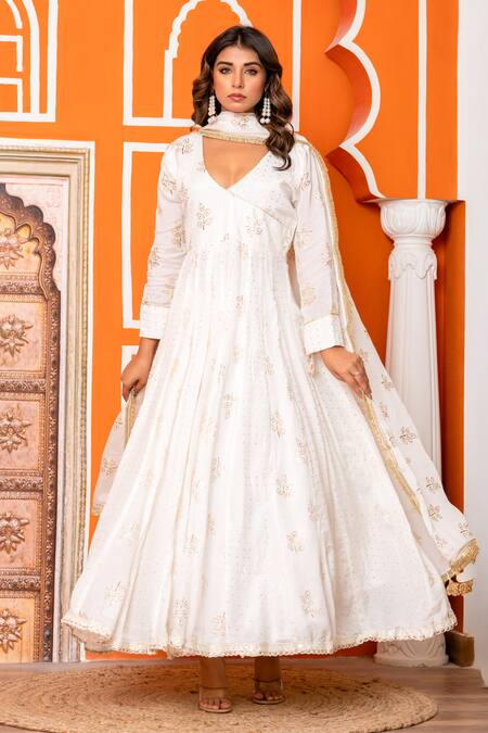 Yuvraani Jaipur_Ivory Muslin, Shantoon, Chinon, Chiffon Embroidery V-neck Anarkali Set _at_Aza_Fashions
