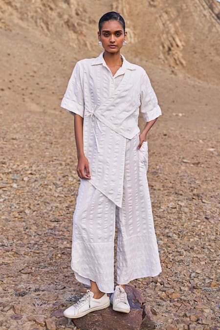 Dash And Dot Off White Cotton Collared Asymmetric Hem Side-tie Set 