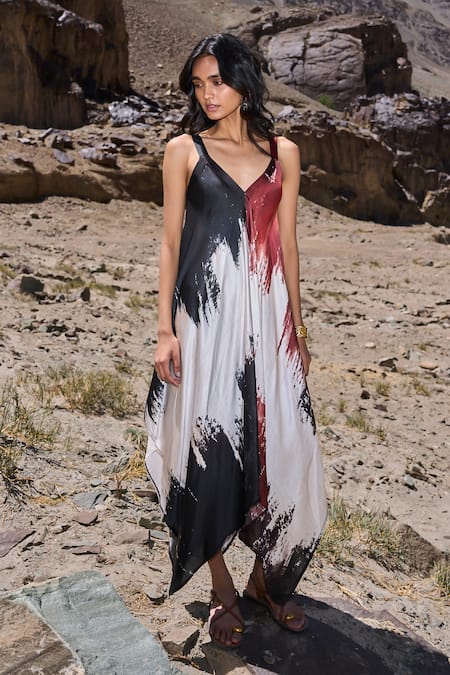 Shop Dash And Dot Multi Color Viscose V-neck Brushstroke Flowing Dress Online at Aza Fashions Shop_Dash And Dot_Multi Color Viscose V-neck Brushstroke Flowing Dress _Online_at_Aza_Fashions