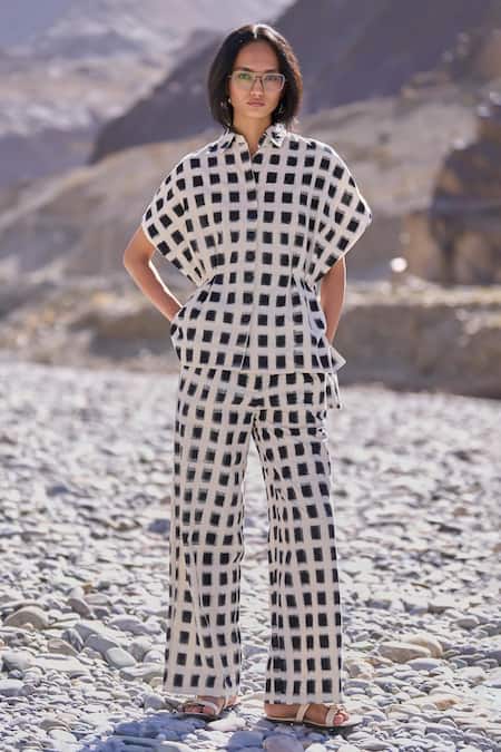 Dash And Dot White Cotton Collared Structured Ikat Set