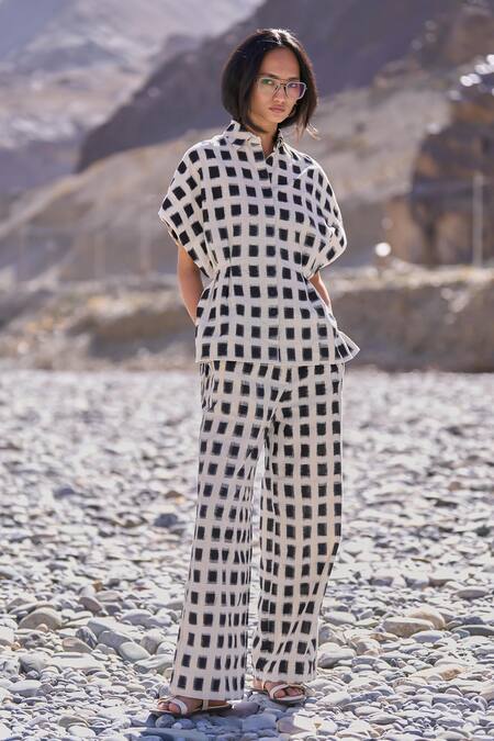 Buy Dash And Dot White Cotton Collared Structured Ikat Set Online at Aza Fashions Buy_Dash And Dot_White Cotton Collared Structured Ikat Set _Online_at_Aza_Fashions