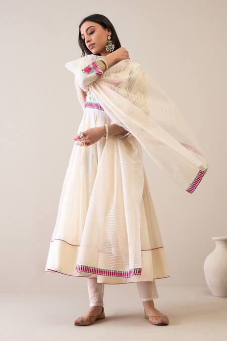 Shop Roohbyridhimaa Off White Chanderi, Silk Embroidery Round Neck Uzma Anarkali Set Shop_Roohbyridhimaa_Off White Chanderi, Silk Embroidery Round Neck Uzma Anarkali Set