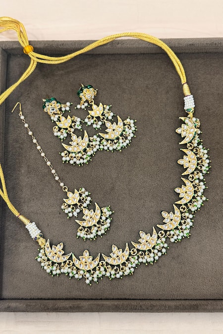 Queens Jewels Saira Kundan Choker Set with Earrings 