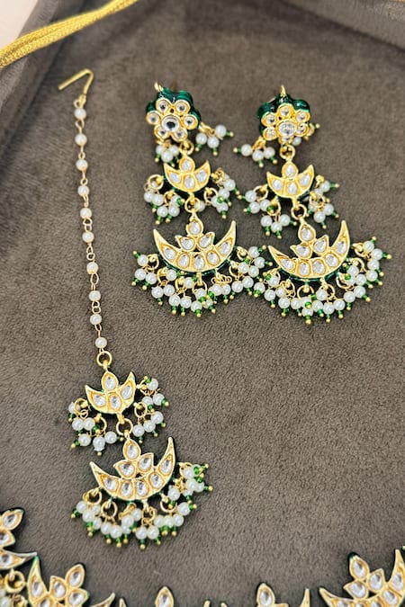 Queens Jewels Saira Kundan Choker Set with Earrings 