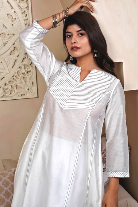 Buy_Taro_White Chanderi V-neck Designer Powder Pearl Kurta Pant Set _Online_at_Aza_Fashions