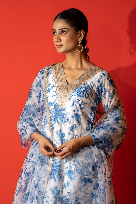 Yuvraani Jaipur_Ivory Chanderi, Cambric, Cotton, Organza Embroidery And Blue Floral Kurta Set _at_Aza_Fashions
