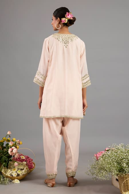 Shop saina kapoor Peach Chanderi, Organza Sequins, Embroidery Round Neck Pink Kurta Set at Aza Fashions Shop_saina kapoor_Peach Chanderi, Organza Sequins, Embroidery Round Neck Pink Kurta Set _at_Aza_Fashions