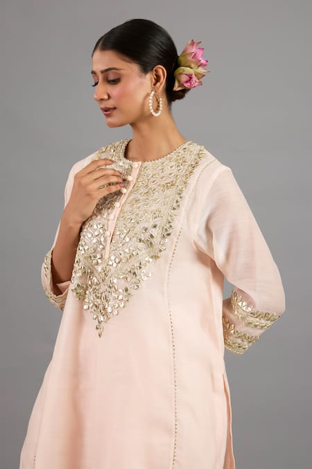 Buy saina kapoor Peach Chanderi, Organza Sequins, Embroidery Round Neck Pink Kurta Set Online at Aza Fashions Buy_saina kapoor_Peach Chanderi, Organza Sequins, Embroidery Round Neck Pink Kurta Set _Online_at_Aza_Fashions