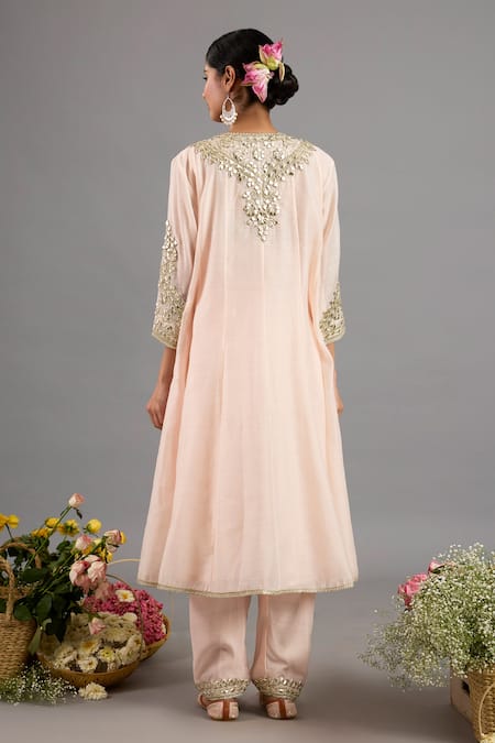 saina kapoor Peach Chanderi, Organza Embroidery Keyhole Neck Pink Designer Kurta Set Online at Aza Fashions saina kapoor_Peach Chanderi, Organza Embroidery Keyhole Neck Pink Designer Kurta Set _Online_at_Aza_Fashions