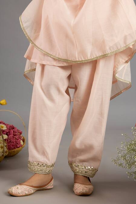 Shop saina kapoor Peach Chanderi, Organza Embroidery Keyhole Neck Pink Designer Kurta Set Online at Aza Fashions Shop_saina kapoor_Peach Chanderi, Organza Embroidery Keyhole Neck Pink Designer Kurta Set _Online_at_Aza_Fashions