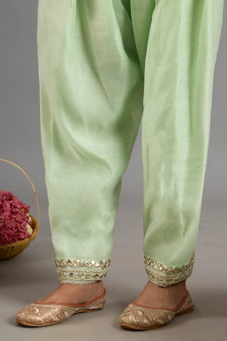 saina kapoor Green Chanderi, Organza Sequins, Embroidery Keyhole Neck Kurta Set Online at Aza Fashions saina kapoor_Green Chanderi, Organza Sequins, Embroidery Keyhole Neck Kurta Set _Online_at_Aza_Fashions