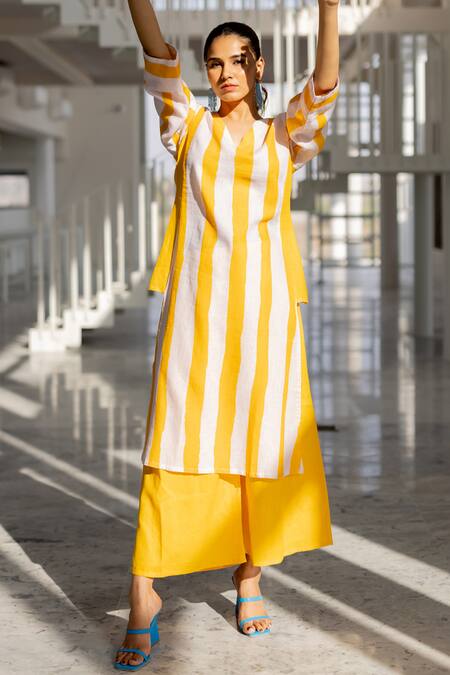 Buy Silai Studio Yellow Linen, Viscose V-neck Lemonberry Box Slit Kurta Buy_Silai Studio_Yellow Linen, Viscose V-neck Lemonberry Box Slit Kurta