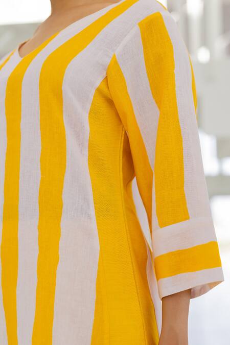 Shop Silai Studio Yellow Linen, Viscose V-neck Lemonberry Box Slit Kurta Shop_Silai Studio_Yellow Linen, Viscose V-neck Lemonberry Box Slit Kurta