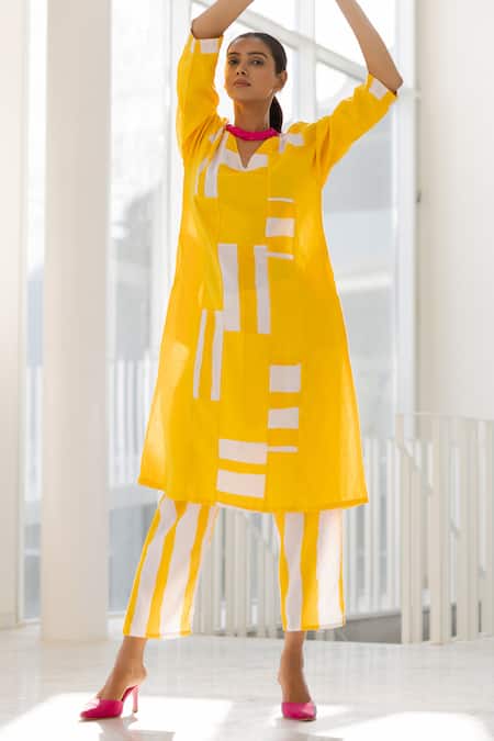 Silai Studio Yellow Linen, Viscose V-neck Panelled Kurta Online at Aza Fashions Silai Studio_Yellow Linen, Viscose V-neck Panelled Kurta _Online_at_Aza_Fashions