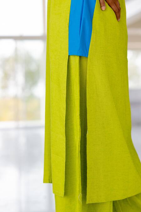 Shop Silai Studio Green Linen, Viscose V-neck Box Slit Kurta Set Shop_Silai Studio_Green Linen, Viscose V-neck Box Slit Kurta Set