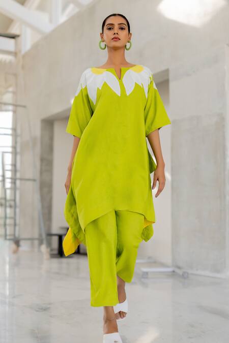 Buy Silai Studio Green Linen, Viscose Applique Round Neck Sunflower Tunic Online at Aza Fashions Buy_Silai Studio_Green Linen, Viscose Applique Round Neck Sunflower Tunic _Online_at_Aza_Fashions