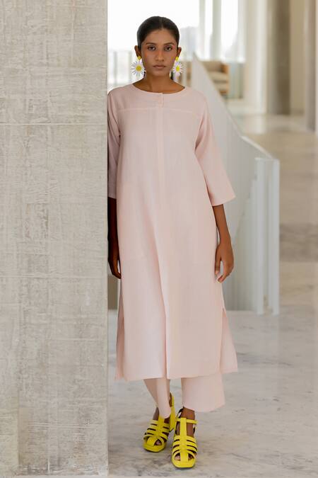 Silai Studio Pink Linen, Viscose Round Neck Oyster Kurta at Aza Fashions Silai Studio_Pink Linen, Viscose Round Neck Oyster Kurta _at_Aza_Fashions