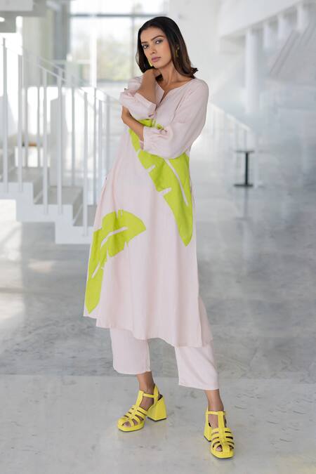 Silai Studio Pink Linen, Viscose Applique V-neck Blush Basil Kurta Online at Aza Fashions Silai Studio_Pink Linen, Viscose Applique V-neck Blush Basil Kurta _Online_at_Aza_Fashions