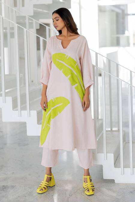 Shop Silai Studio Pink Linen, Viscose Applique V-neck Blush Basil Kurta Online at Aza Fashions Shop_Silai Studio_Pink Linen, Viscose Applique V-neck Blush Basil Kurta _Online_at_Aza_Fashions